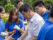 开镰收割油菜籽喽  ——大学生在田间地头开设劳动教育实践课