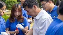 开镰收割油菜籽喽  ——大学生在田间地头开设劳动教育实践课