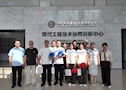 浙江广厦建设职业技术大学为双胞胎新生举行授帽仪式