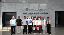 浙江广厦建设职业技术大学为双胞胎新生举行授帽仪式